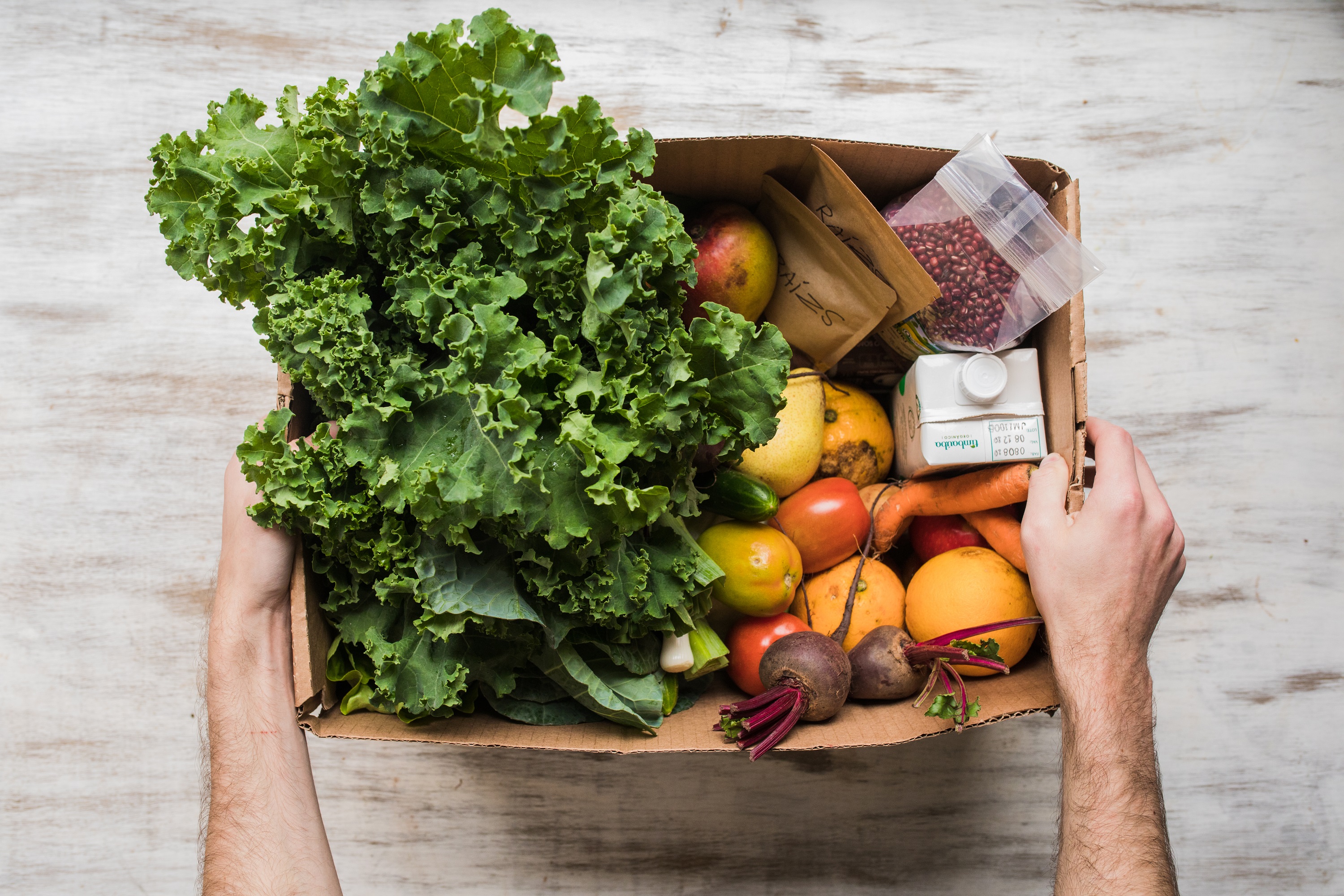 Caixa com legumes e frutas